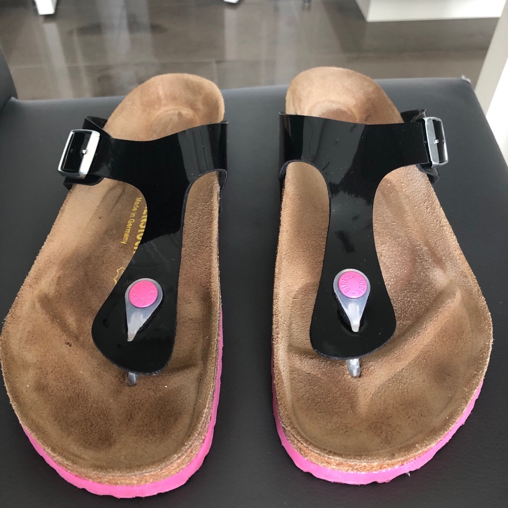 Gently worn, SUPER CUTE Birkenstock Gizeh sandals